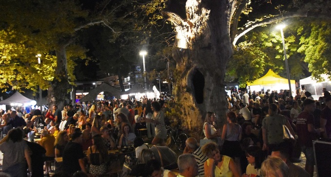Με ασφυκτικά γεμάτο το Πλακόστρωτο του Δημοτικού Πάρκου Νάουσας ξεκίνησε το «Naoussa Street Food Festival – Wine Edition 2026»